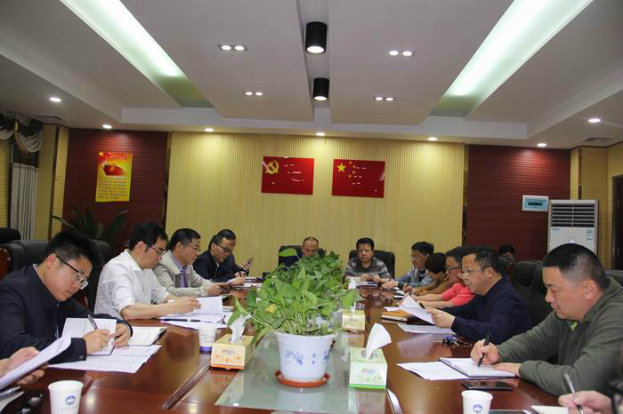 阳晓华听取了县国土资源局局长乔育云的工作情况汇报后,对县国土资源