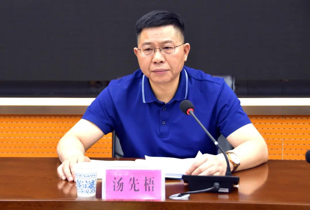 会上,汤先梧全面分析了国际,国内疫情形势,指出了我县目前疫情防控