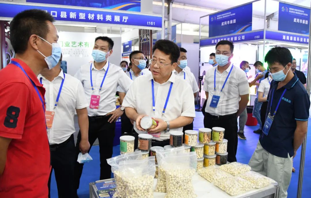 当天签约项目7个合同投资47亿元,贺朝晖到“投洽会”“交易会”新邵展团巡展指导_邵阳头条网