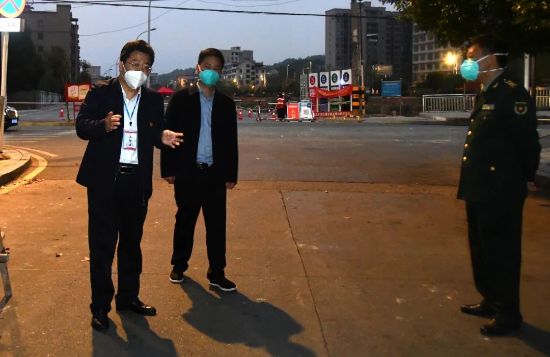 贺朝晖巡查各网格点疫情防控工作_邵阳头条网