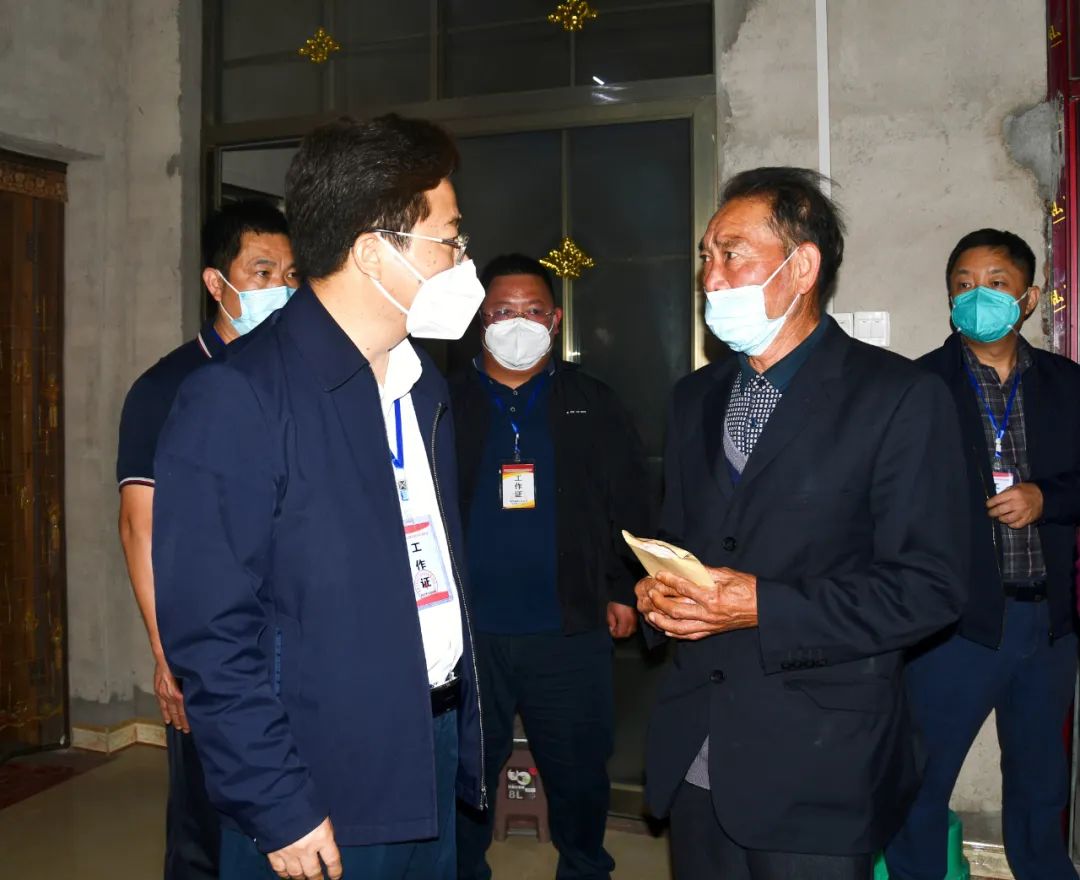 贺朝晖慰问驰援潭府救火牺牲英雄家属及受伤人员_邵阳头条网