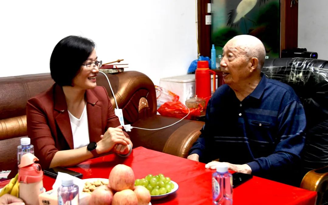 履新首日，黄海蓉走访慰问离退休老干部_邵阳头条网