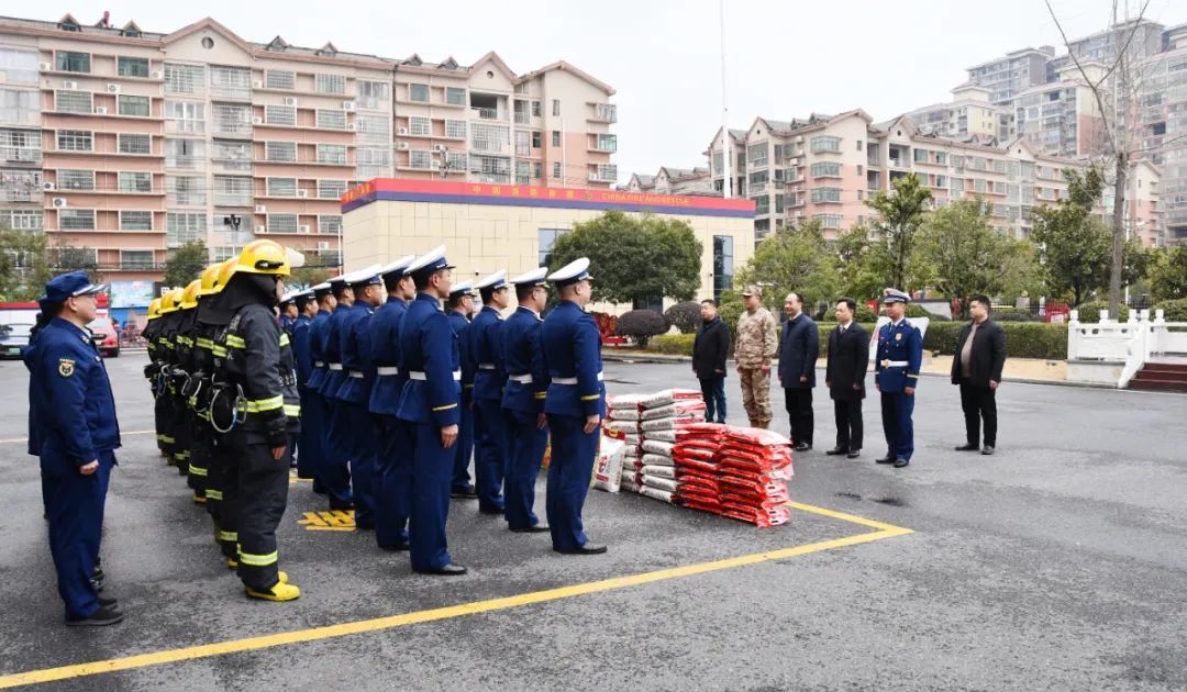 谢小军走访慰问驻新邵县部队新邵县消防救援大队和生产一线干部职工_邵阳头条网