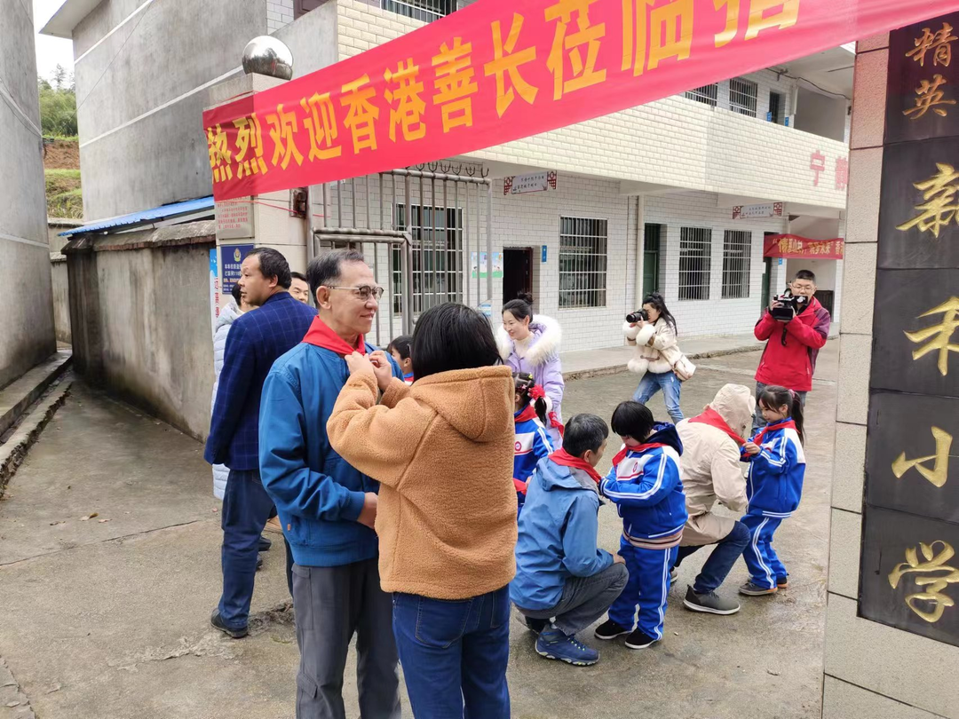 新邵县龙溪铺镇：香港爱心人士 心系大山教育 回访捐建小学_邵阳头条网