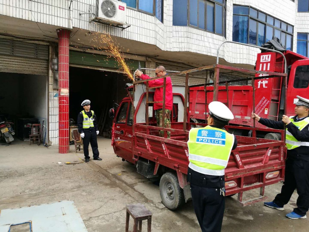 新邵交警大队多举措开展农村道路大整治行动(图1)