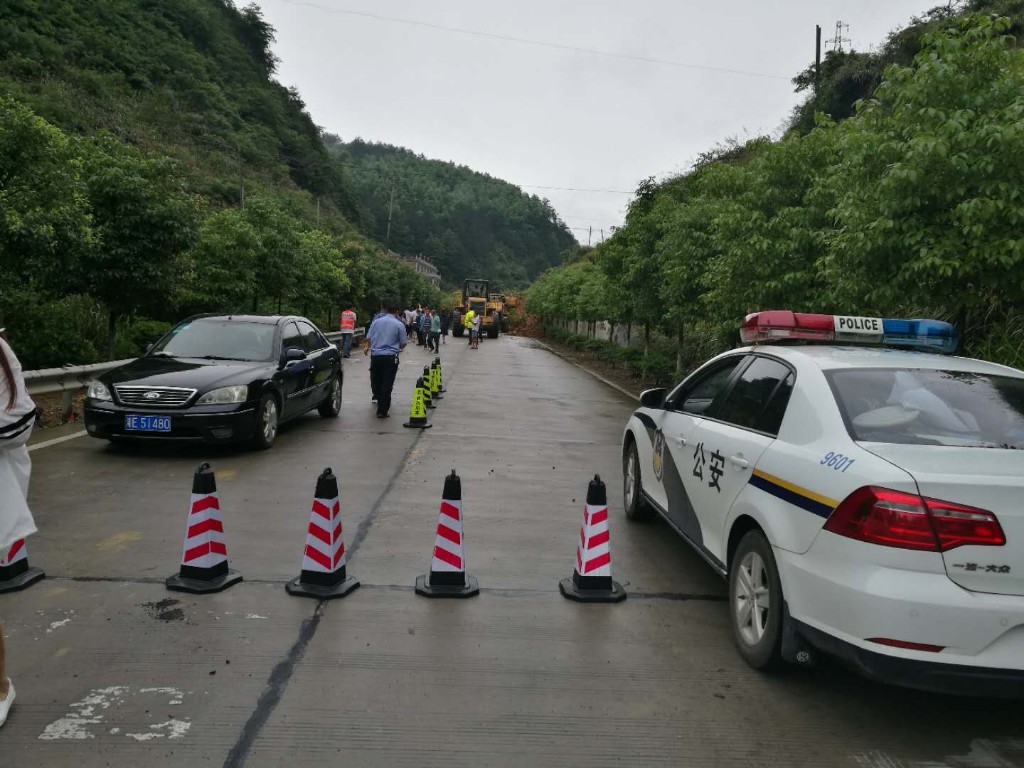 新邵交警联合各部门抢险保畅通(图1)