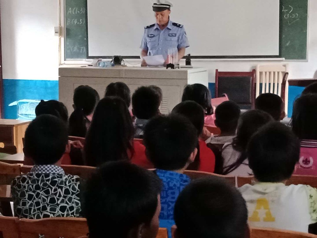 新邵交警：交通安全知识送进校园(图1)