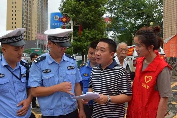 新邵交警开展志愿服务活动助推创文工作(图1)