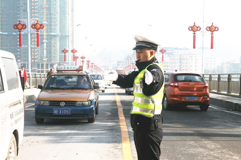 新邵交警多措并举为创省卫护航(图2)