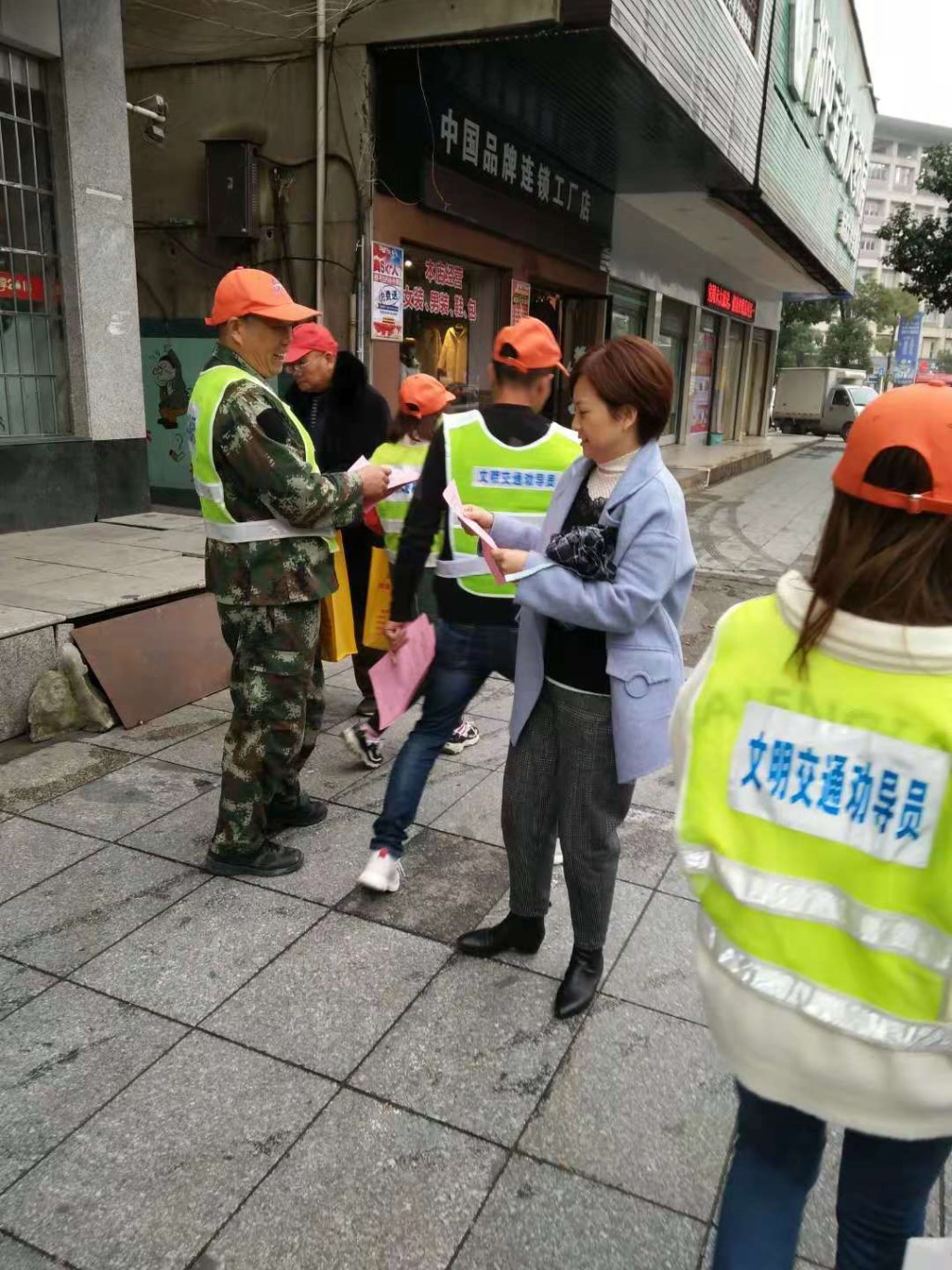 新邵交警大队组织志愿者开展文明劝导活动(图2)