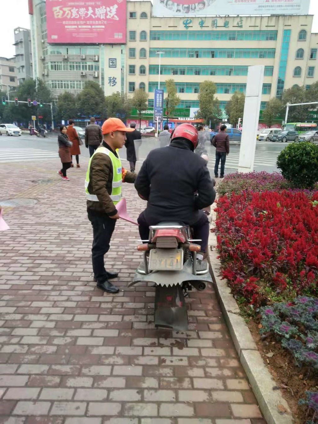 新邵交警大队组织志愿者开展文明劝导活动(图1)