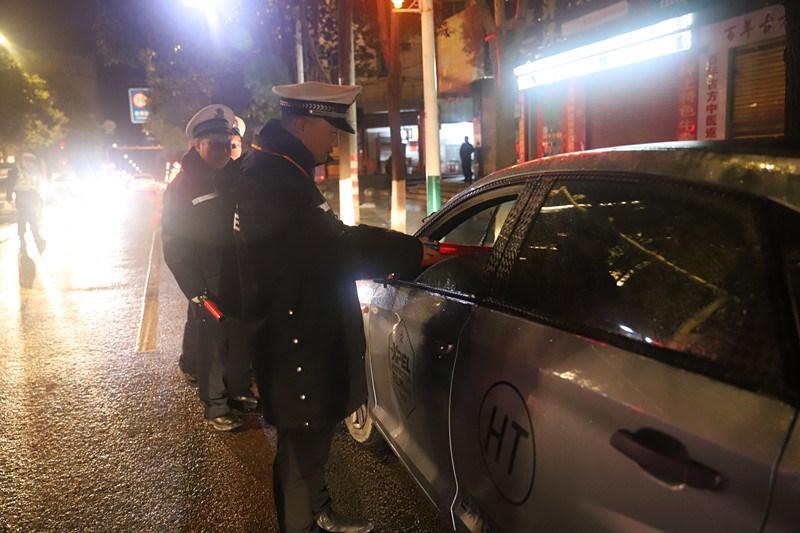 新邵交警春运期间开展统一行动保平安(图1)