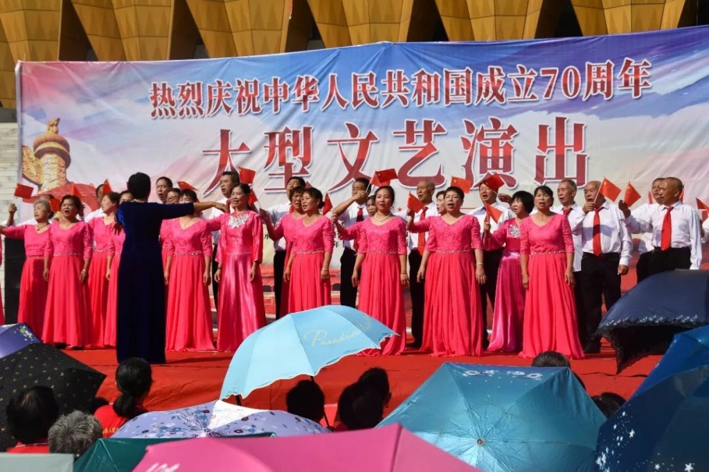新邵老年大学举行庆祝新中国成立70周年文艺演出(图1)