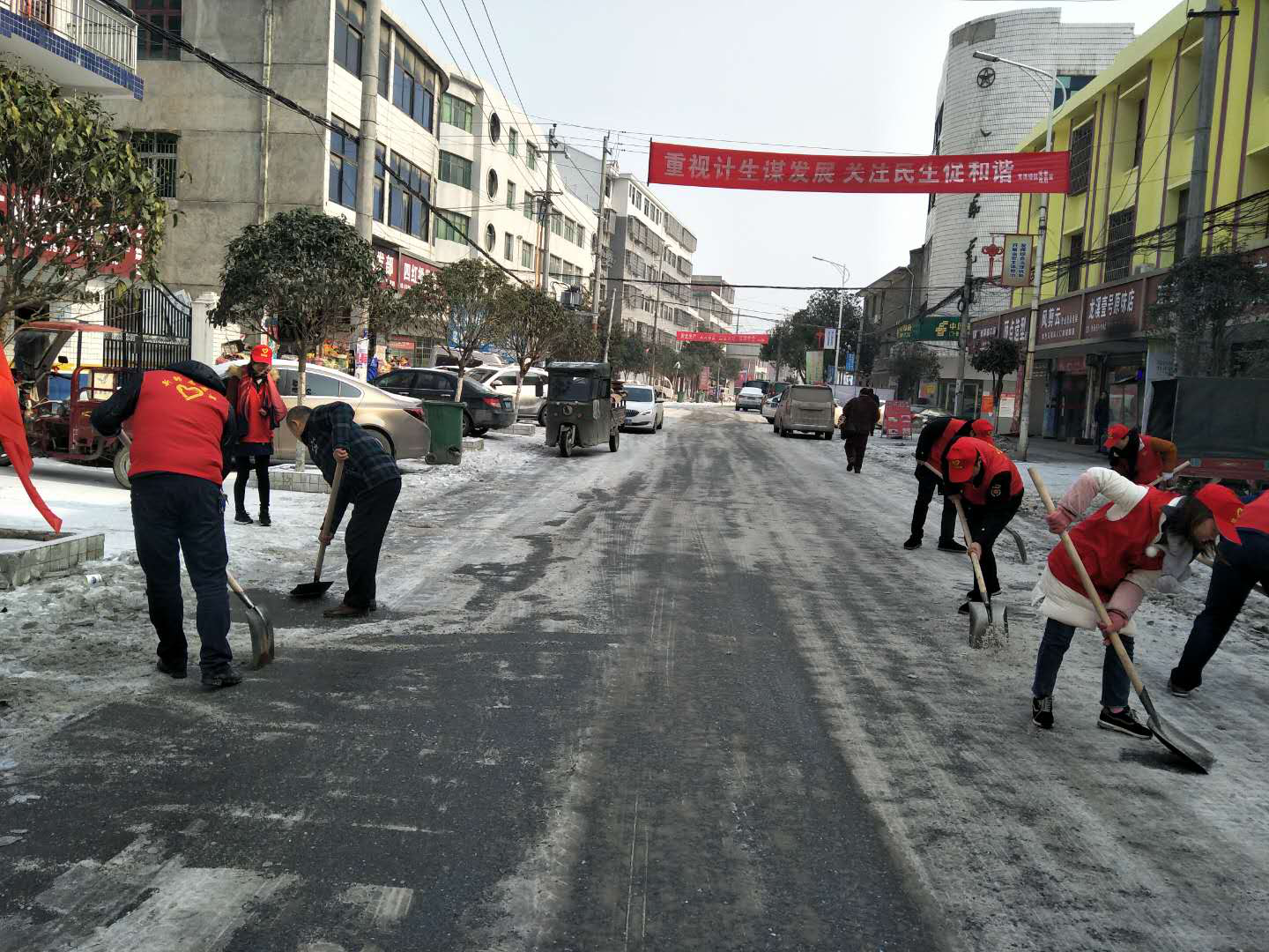 龙溪铺镇团委积极组织志愿者开展扫雪铲冰行动(图1)