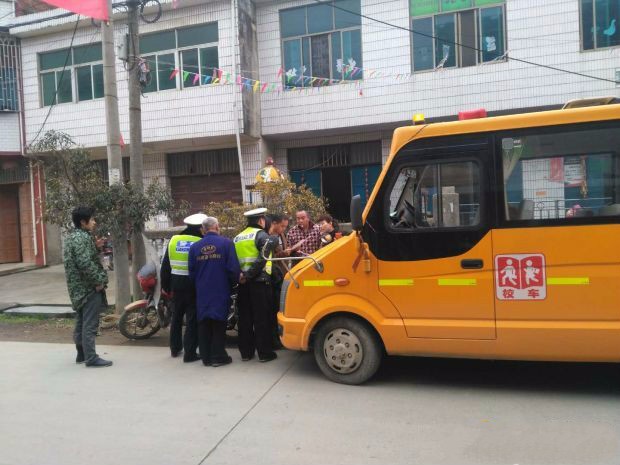 新邵县巨口铺镇开展校车安全管理突击检查(图1)