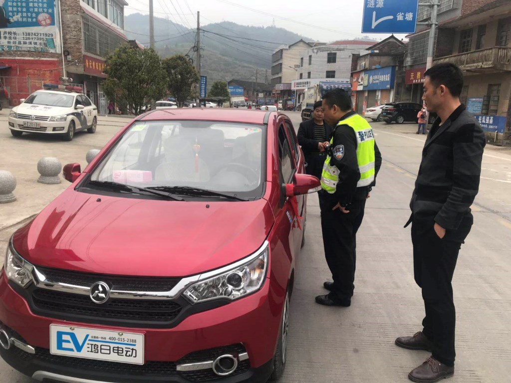 寸石镇开展电动三轮车集中整治行动(图1)
