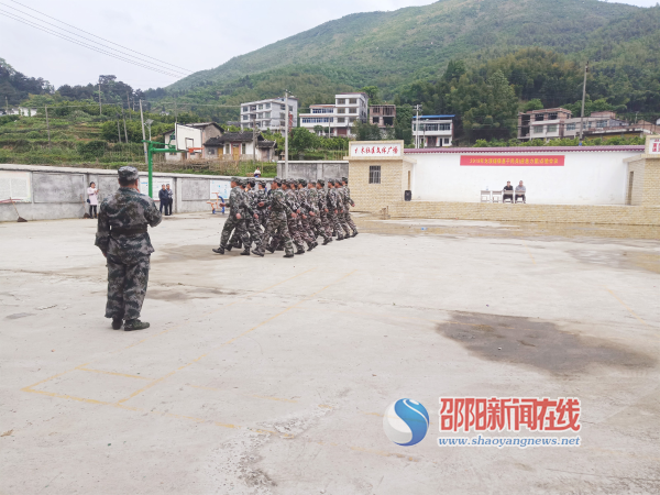 新邵县龙溪铺镇民兵点验展风采(图1)