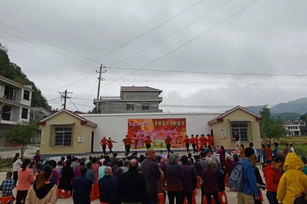 今又重阳，新邵潭府乡老人乐开了花(图1)