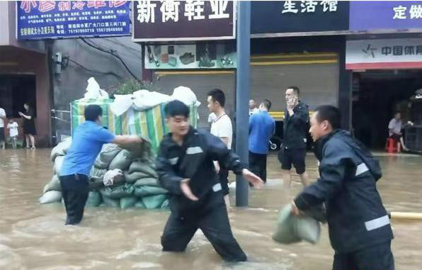 新邵城管：连夜修筑人工堤 护航地下商业街(图1)