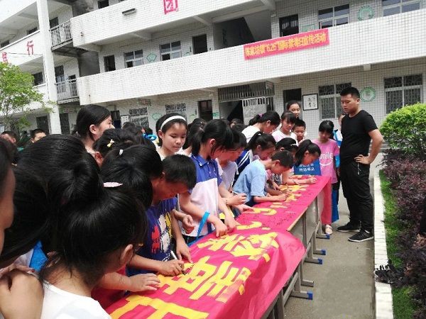 陈家坊镇开展“6.26”国际禁毒日宣传活动(图1)