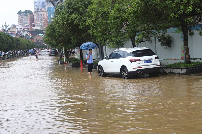 暴雨中温暖的“荧光黄”——新邵交警全力以赴抗洪抢险(图2)