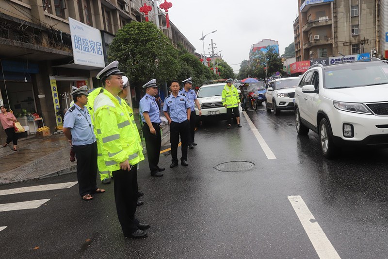 暴雨中温暖的“荧光黄”——新邵交警全力以赴抗洪抢险(图1)