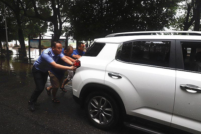 暴雨中温暖的“荧光黄”——新邵交警全力以赴抗洪抢险(图3)