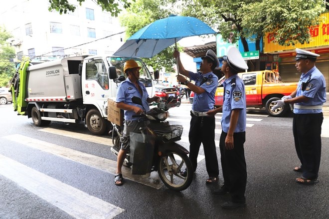 新邵交警对摩托车“打伞”行为说不(图1)