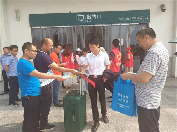 坪上镇开展6.26国际禁毒日和安全生产月宣传活动(图1)