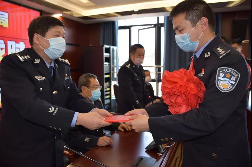 战时表彰鼓士气，新邵公安三名民警受奖(图3)