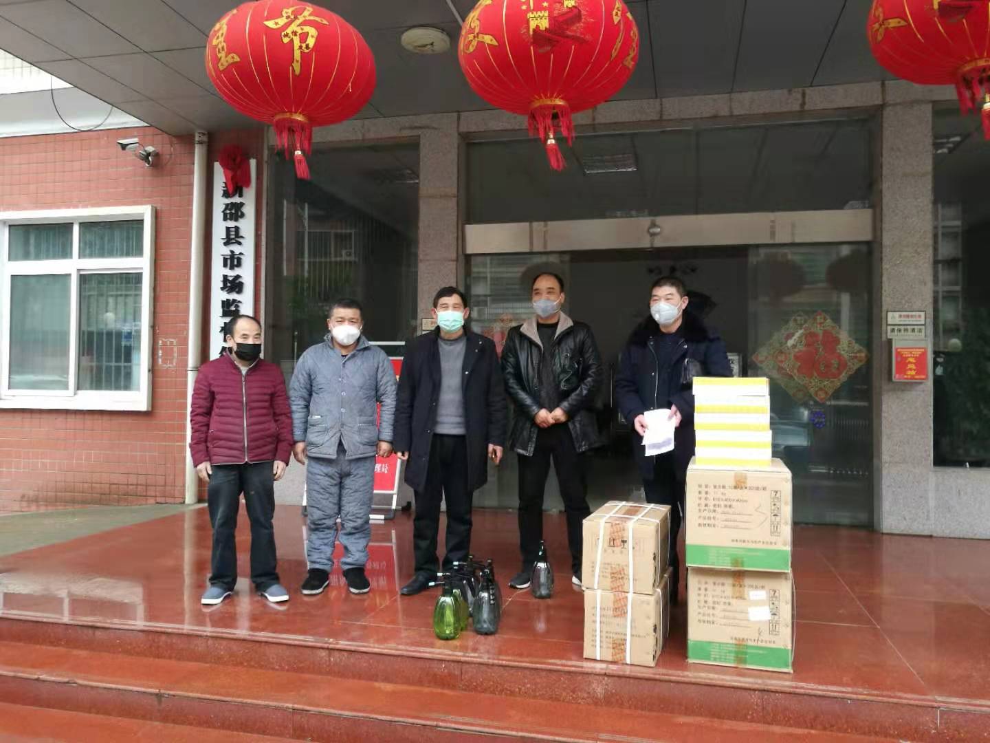 爱心企业向新邵县市场监管局捐献防疫物资(图1)