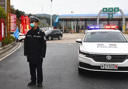 新邵交警大队机动中队队长陈志勇忍痛抗“疫”(图1)