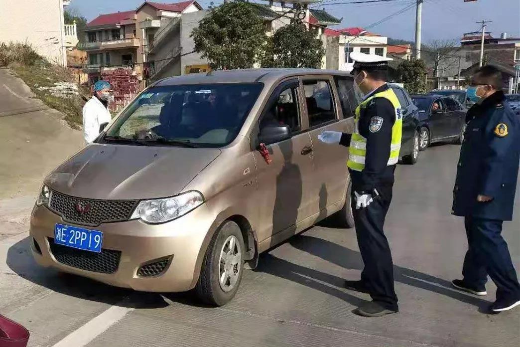 新邵交警大队机动中队队长陈志勇忍痛抗“疫”(图2)