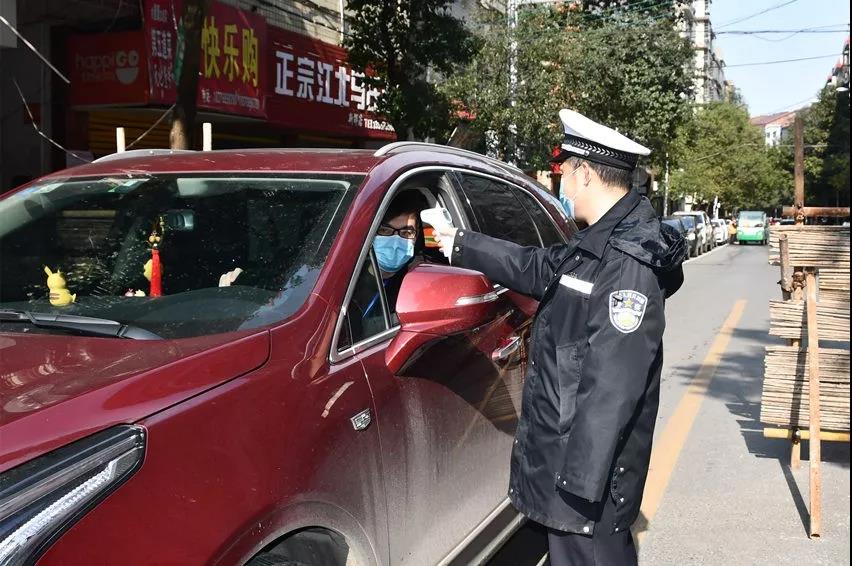 县交警大队科技中队指导员刘军防疫一线显担当(图2)