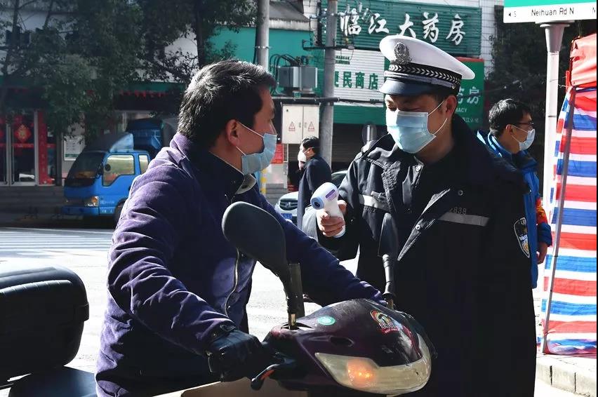 县交警大队科技中队指导员刘军防疫一线显担当(图1)