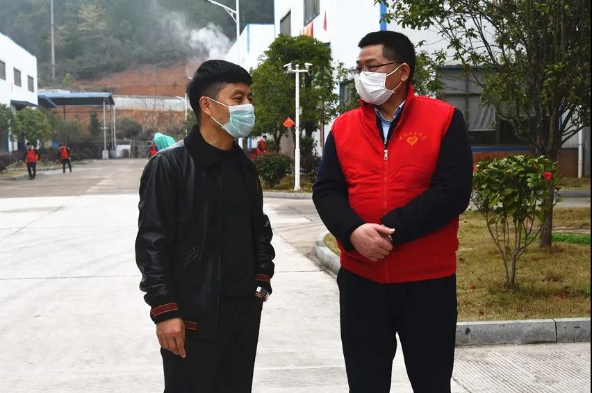 新邵志愿者投身主题志愿服务(图1)