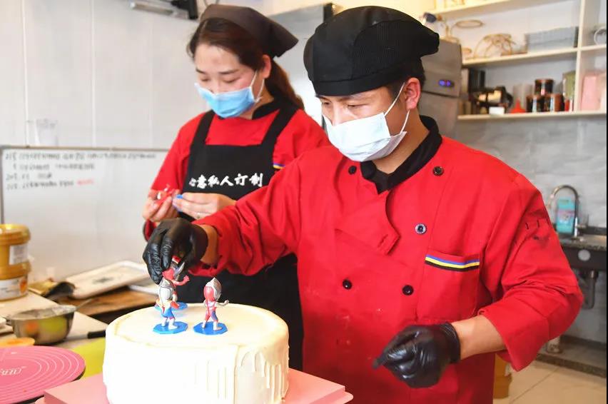 新邵心意蛋糕店为医务工作者义务配送爱心早餐(图1)