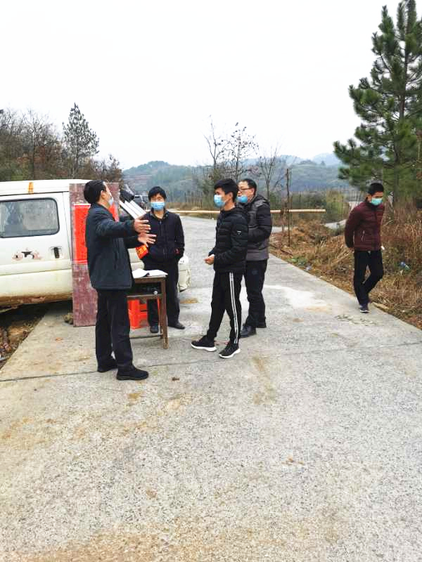 新邵县发改局党员干部在疫情防控工作中尽职责勇作为(图1)