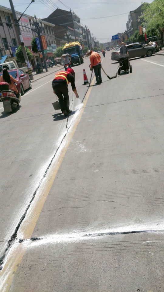 县公路建设养护中心开展路面清灌缝预防性养护作业(图1)