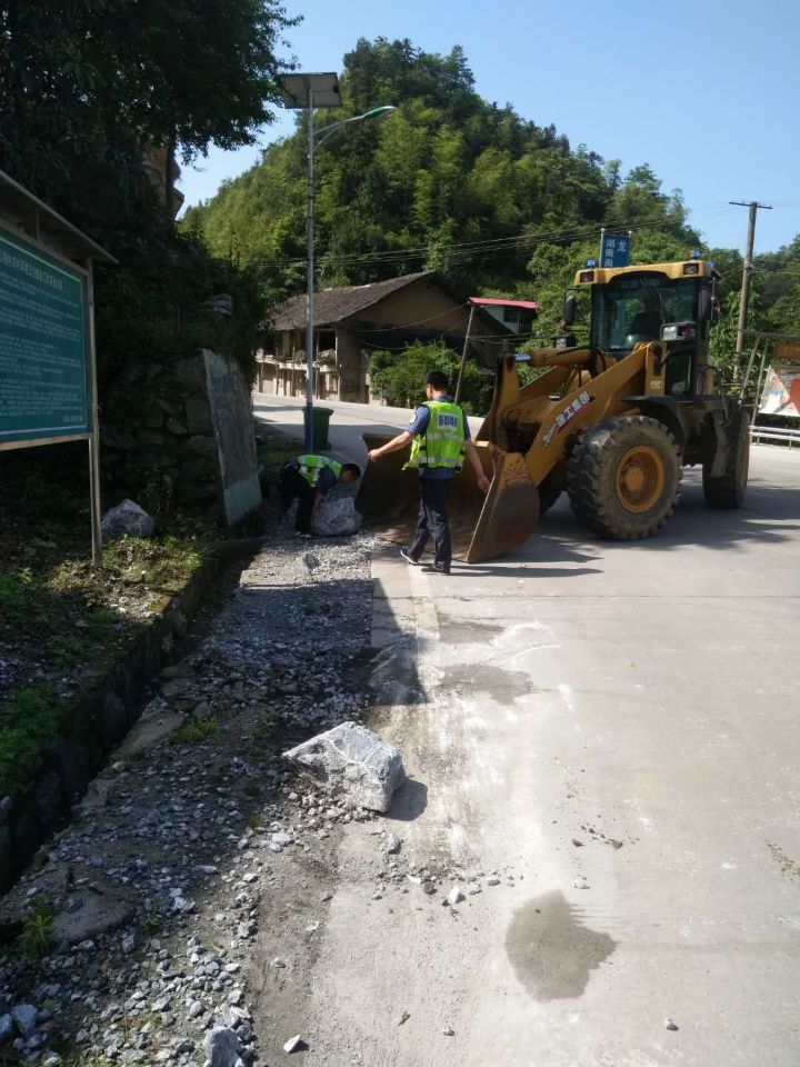 新邵路政清路障保畅通(图1)