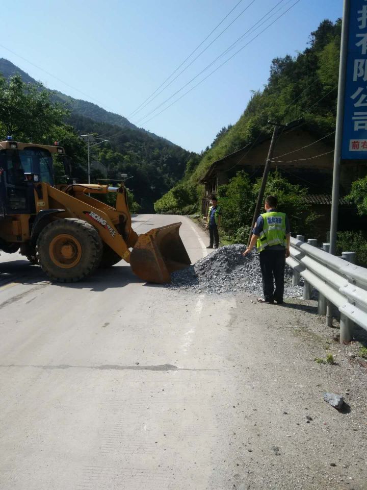 新邵路政清路障保畅通(图2)