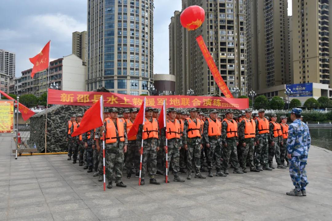 新邵县人武部开展抗洪应急演练(图1)