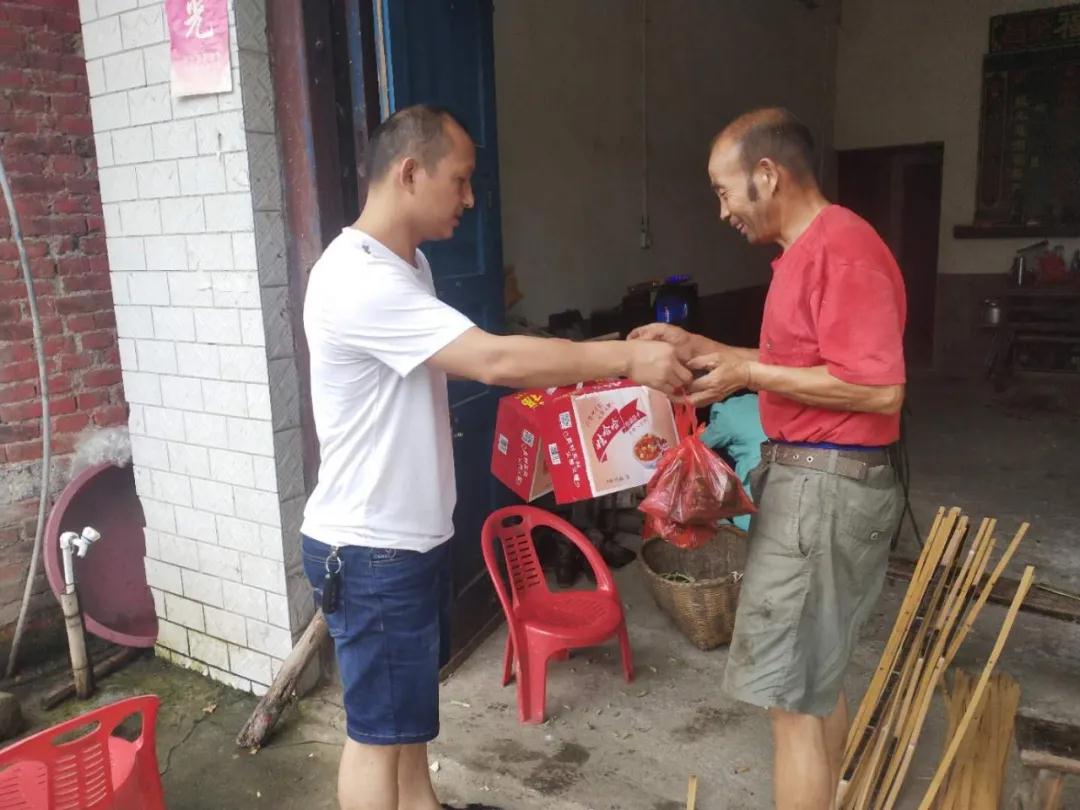新邵县财政局开展端午节慰问孤寡老人活动(图1)