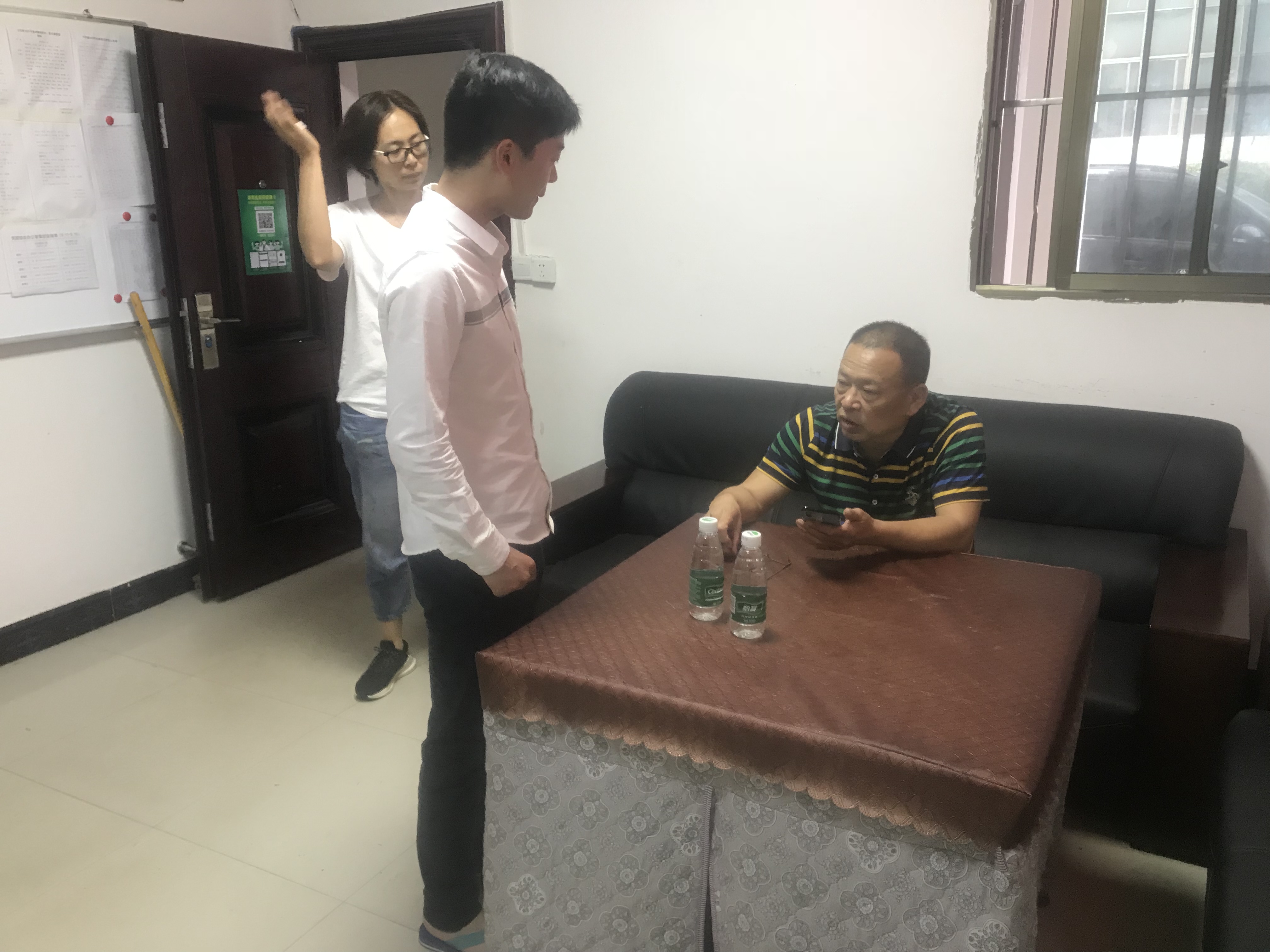 新邵县应急局长周末督查重点乡镇防汛值班值守工作(图1)