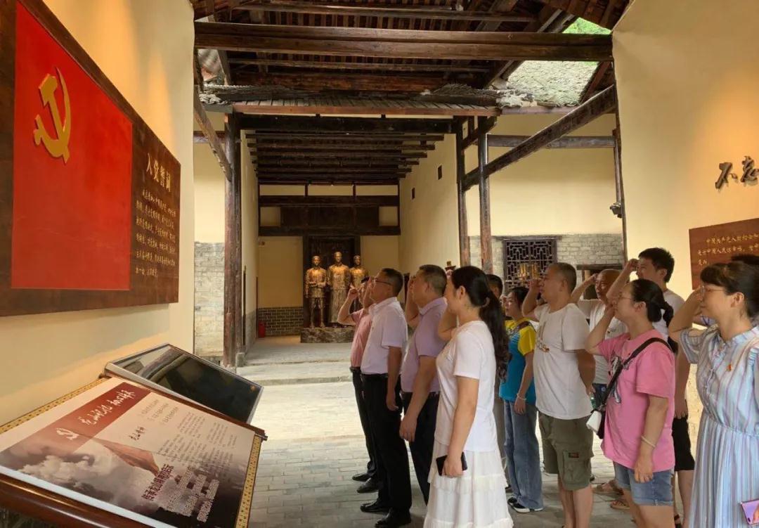 新邵县委政法委开展主题党日活动(图1)