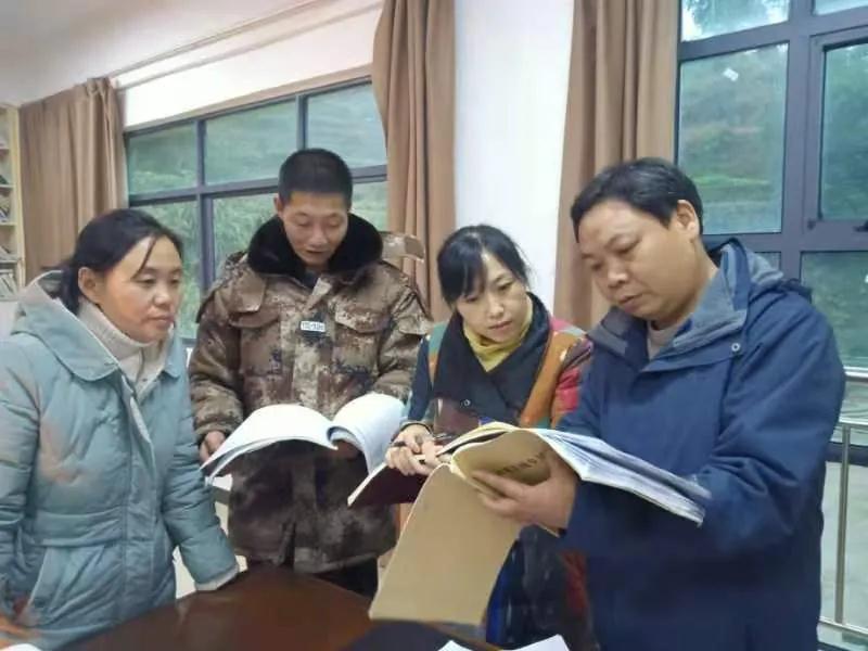 新邵：“监督清单”紧盯贫困群众家门口问题(图2)