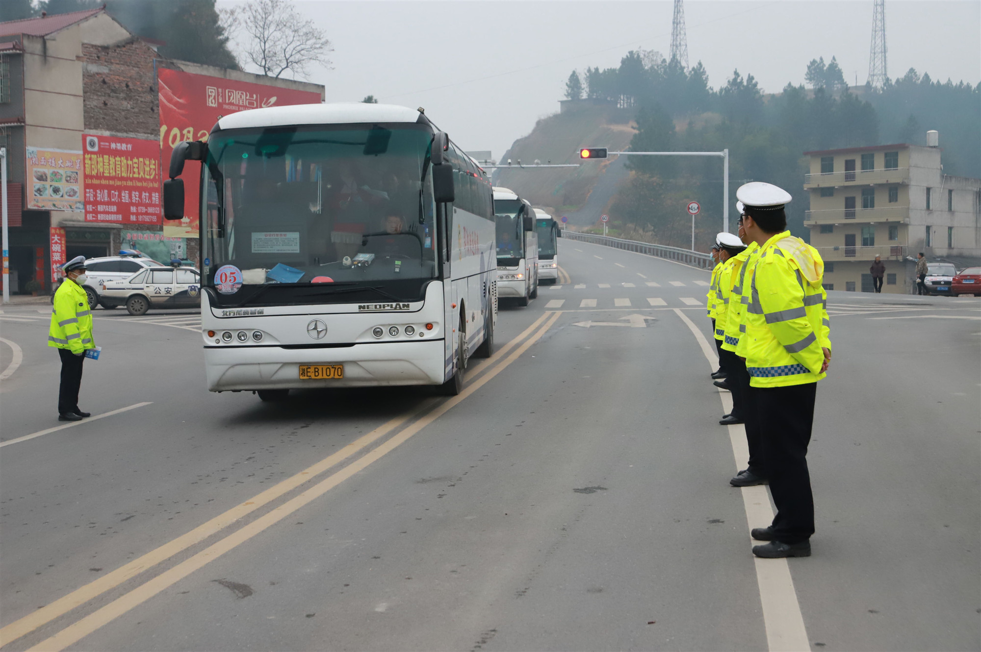 新邵交警全力护航旅游节系列活动(图2)