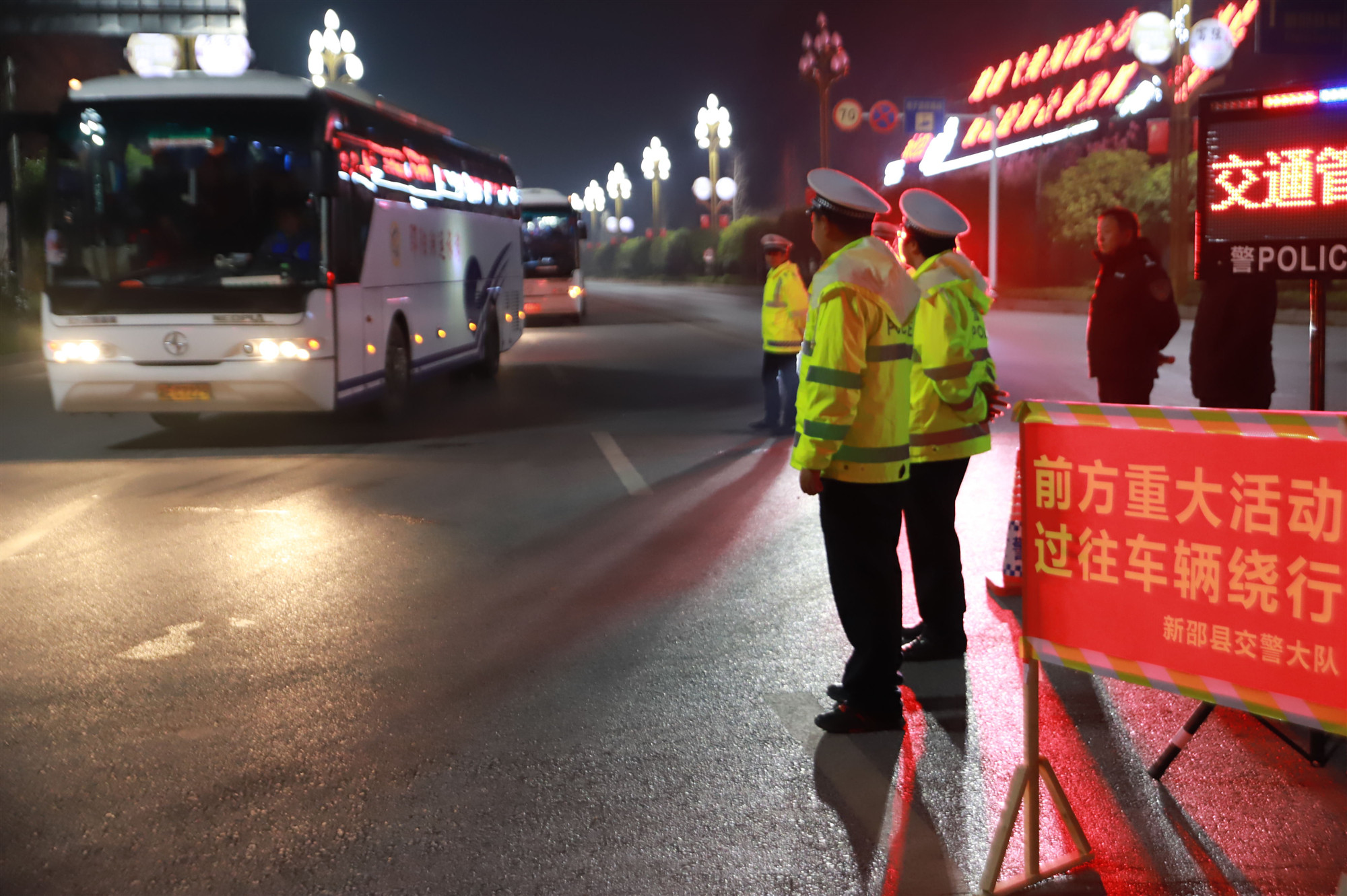 新邵交警全力护航旅游节系列活动(图1)