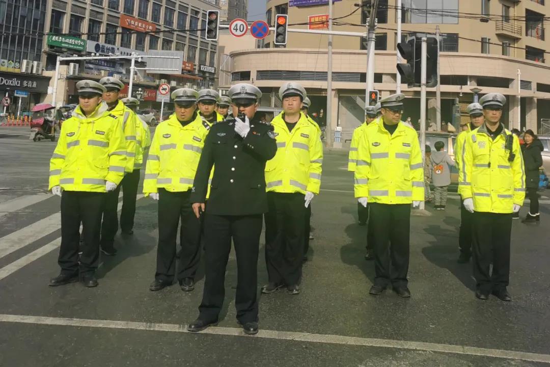 新邵交警为2021年春运护航(图1)