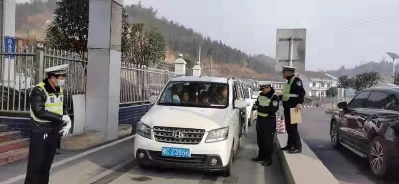 新邵交警为2021年春运护航(图2)